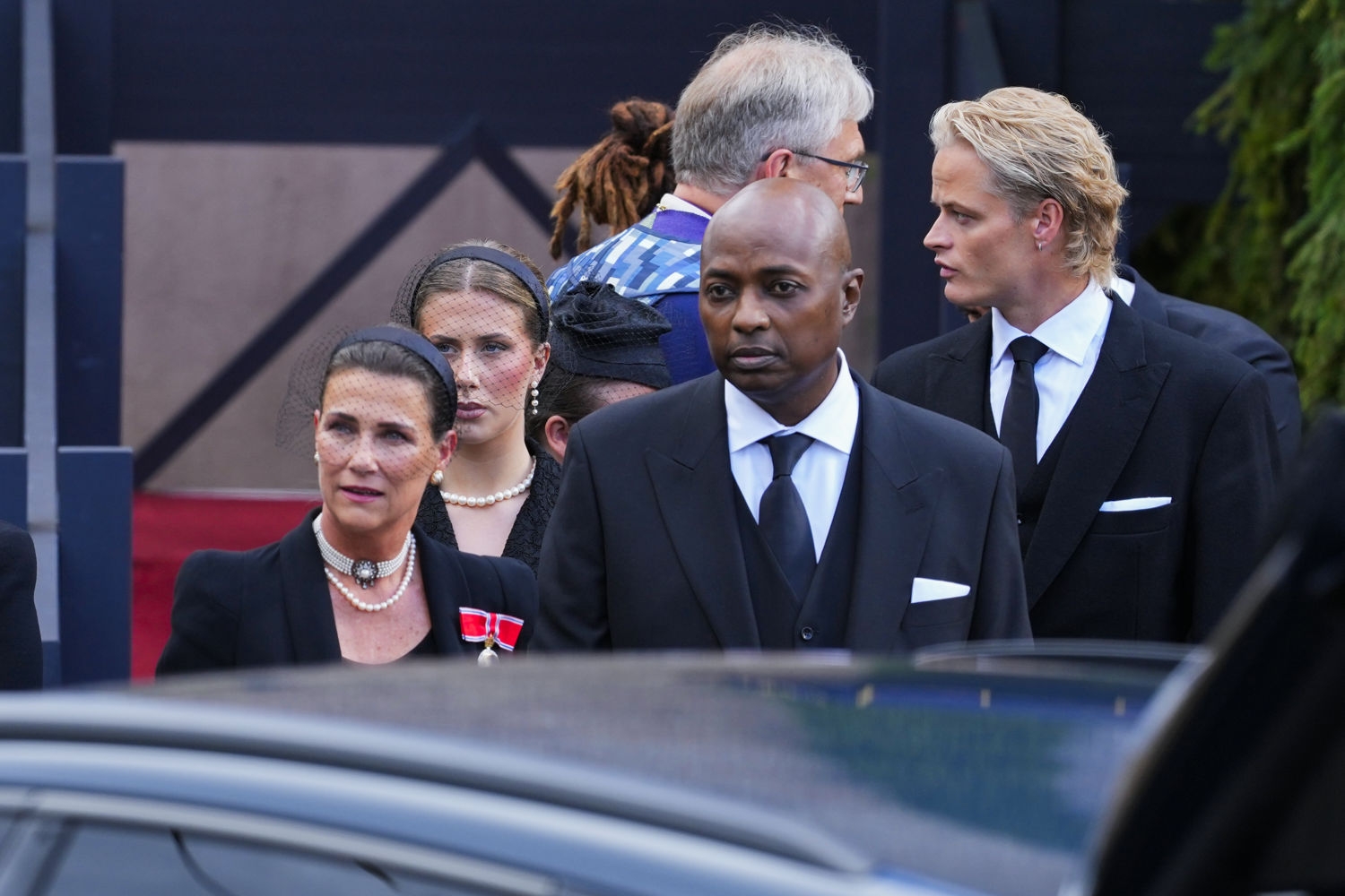 Kong Haralds datter, prinsesse Märtha Louise, hennes mann Durek Verrett og Marius Borg Høiby i det båren med kong Harald V føres fra Oslo domkirke til Akershus festning.