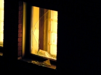 Mens politibetjenten på vakt alene bare kunne se på i påvente av forsterkninger, hamret den innsatte løs på glassbyggersteinen i cella til den løsnet og slo seg ut av vinduet og stakk av.