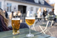 Torsdag kan temperaturene på Sør- og Østlandet stige veldig og vise rundt 14 grader. Det kan kanskje noen benytte til en øl i sola. Men gleden blir kortvarig, for til helgen faller temperaturene igjen.