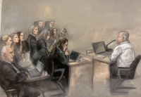 Tegning av mannen som er tiltalt for å ha bestilt og betalt drapet på Jonas Aarseth Henriksen. Pårørende, aktor og bistandsadvokat lytter. Foran dommerne er de to sakkyndige som har vurdert 34-åringen.