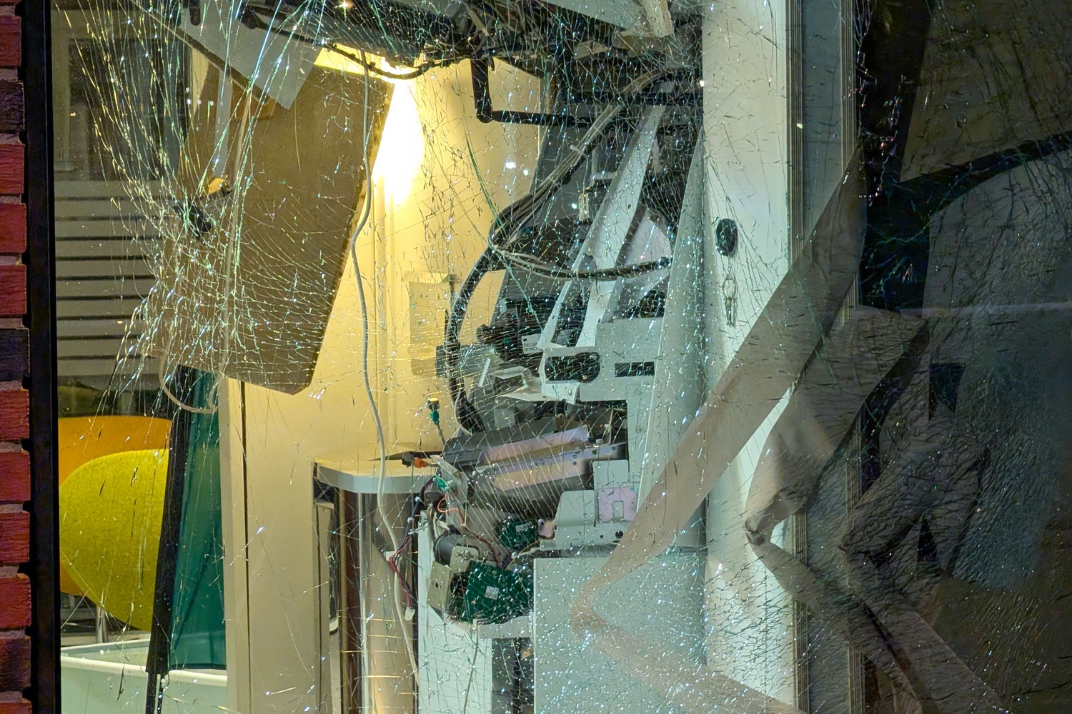 Det er store skader på lokalene til Marker Sparebank i Ørje etter et innbrudd natt til mandag.