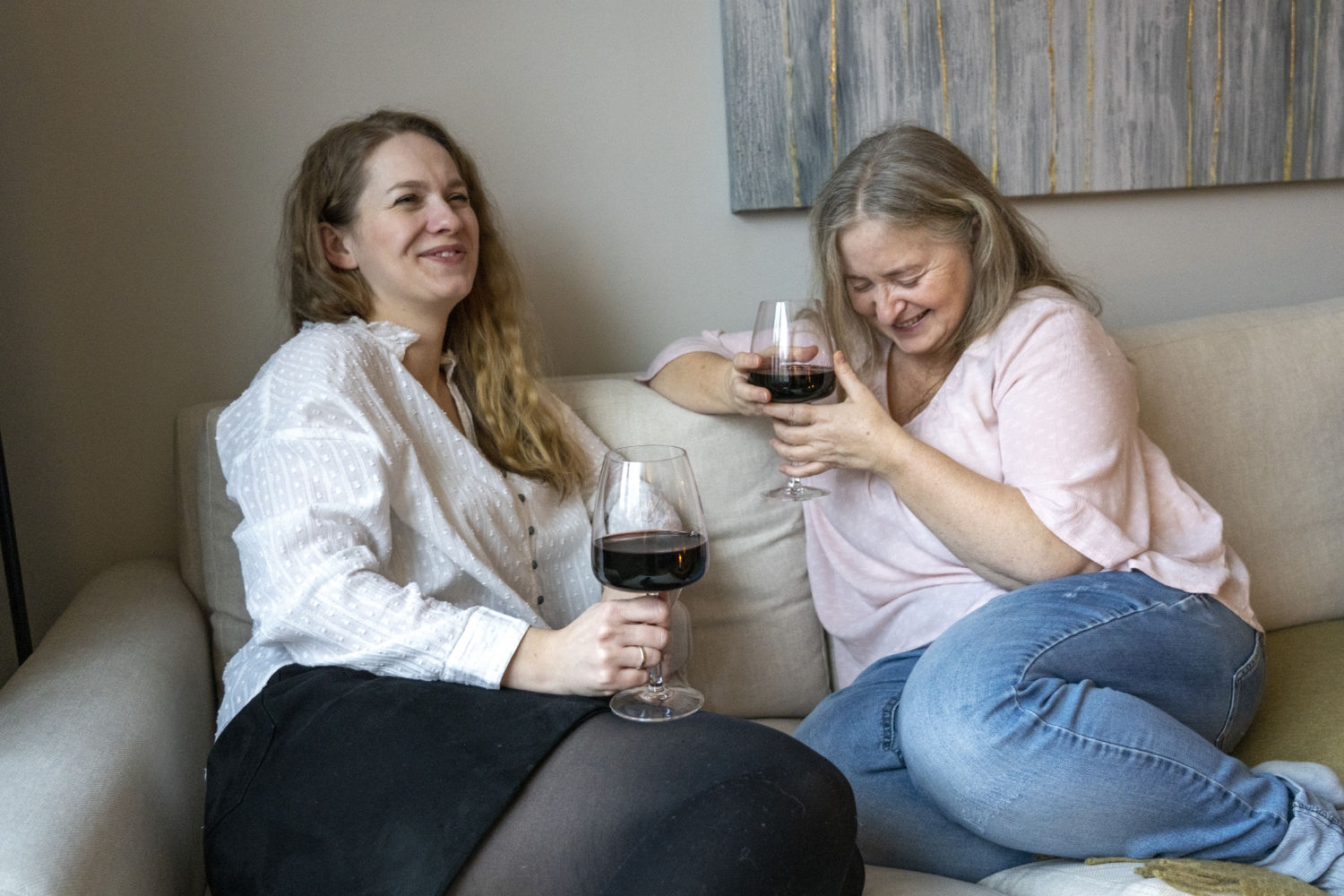 Flere kvinner enn før sier de minst en gang det siste året har drukket minst seks alkoholenheter ved samme anledning.