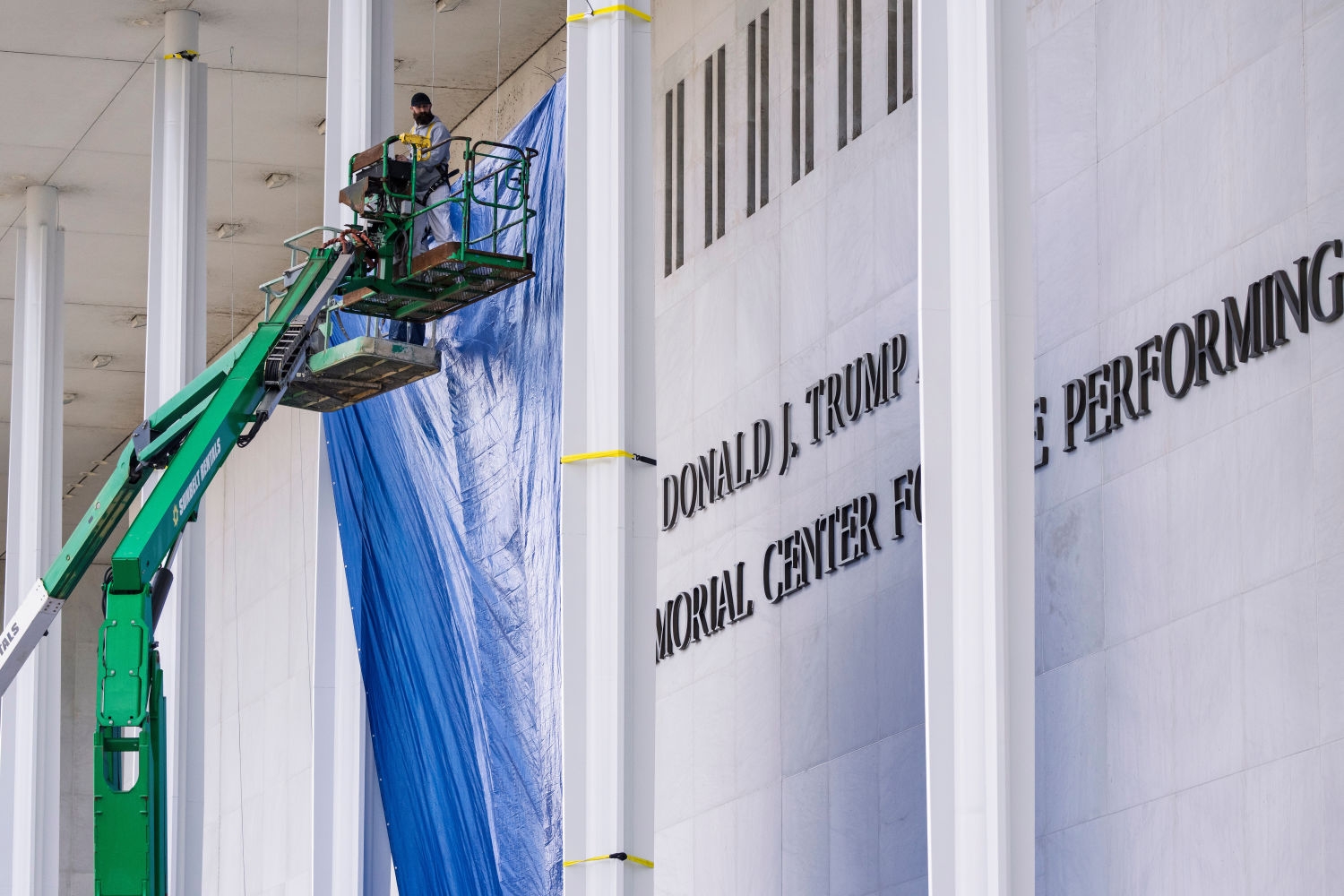 President Donald Trump føyde nylig sitt eget navn til John F. Kennedy Memorial Center for the Performing Arts i Washington, noe som har ført til sterke protester og fått mange artister til å avlyse sine konserter og forestillinger der.