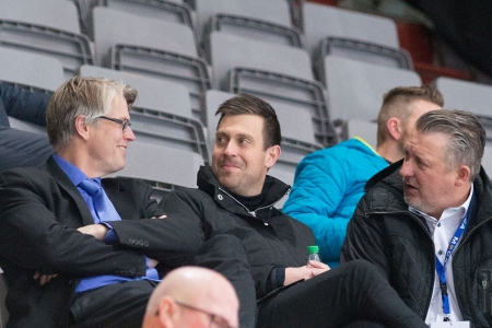 Sportssjefen i Norges Ishockeyforbund Petter Salsten (t.v.) er fornøyd med at NIHF-styret har valgt å redusere antall utenlandske spillere i norske klubber til seks fra kommende sesong.