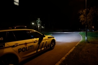 Flere personer lå og sov i en leilighet på Furuset da det ble avført skudd gjennom et vindu natt til onsdag. Ingen ble skadd i hendelsen.