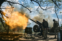 Russiske styrker skal de siste dagene ha trukket seg tilbake langs deler av fronten ved Bakhmut. Bildet viser ukrainsk artilleri i nærheten av den østukrainske byen.