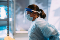 Kvinner er i flertall i mange av yrkene som har vært i frontlinjen i kampen mot koronaviruset.