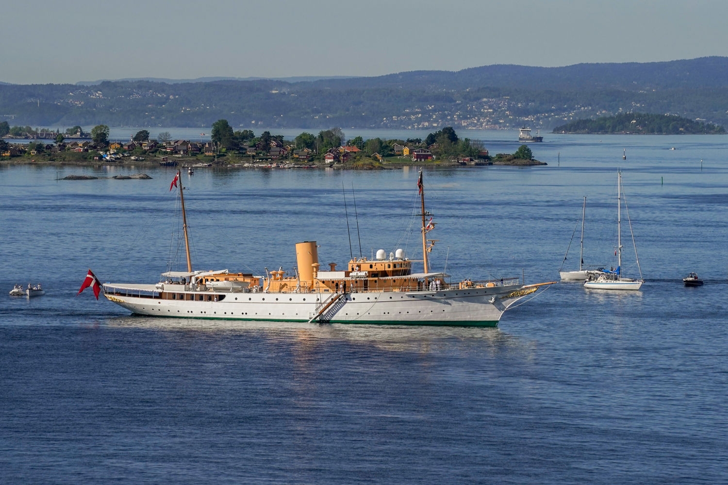 Det danske kongeskipet og flere marinefartøy på vei inn Oslofjorden