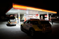 Ifølge politiet er en person utsatt for et væpnet ran på en bensinstasjon på Øraker i Oslo. En gjerningsperson skal ha truet en ansatt med våpen.