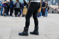 Gjennom ikke-anonyme spørreundersøkelser har tusenvis av elever siden 2014 blitt bedt om å utpeke mobbere og rangere popularitet i klassen. Det reagerer skoleforskere på.