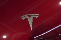 Færre kjøper Tesla enn før. Det kobles til Tesla-sjef Elon Musks politiske syn.
