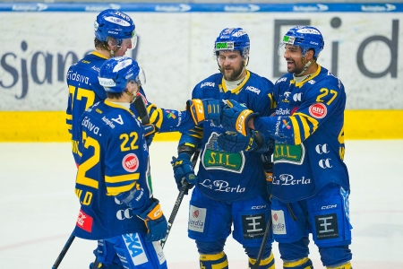 Storhamars Jacob Berglund (midten) scoret to mål. Her sammen med Sverre Rønningen (77) og Andreas Martinsen (27) som også scoret i storseieren over Comet.