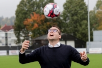 Barne- og familieminister Kjell Ingolf Ropstad vil ha økt sosial mobilitet og økt deltakelse i sport og andre fritidsaktiviteter blant barn i lavinntektsfamilier. Her med fotball på Grorud idrettsanlegg.