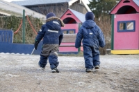 Nå blir det forbudt å røyke på lekeplasser, samt i bil med barn og på idrettsarenaer. Stortinget vedtar lovendringen i dag.