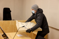 Rettssaken om minnesmerket ved Utøya startet i Ringerike tingrett mandag. Her bærer advokat for staten, Anders F. Wilhelmsen, inn en modell av minnestedet.