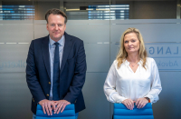 Rettssaken om minnestedet på Utøyakaia starter mandag. Advokat Ole Hauge Bendiksen representerer 16 naboer som kjemper for at minnestedet ikke blir lagt til dette stedet. Anne-Gry Ruud er talsperson for naboene som har stevnet staten og AUF.