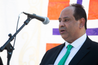 Høyre-politikeren og forretningsmannen Aamir Javed Sheikh er i Pakistan, men oppfordrer likevel alle til å ikke reise utenlands.