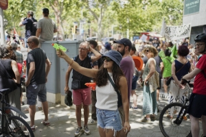 Turistleie spanjoler bruker vannpistol i protest