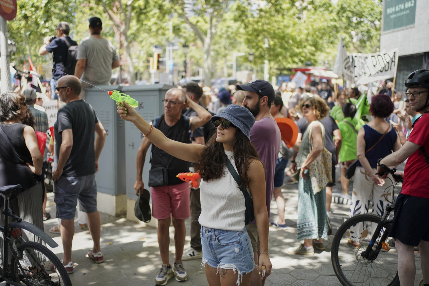 Flere turister fikk seg en vannsprut i Barcelona søndag.
